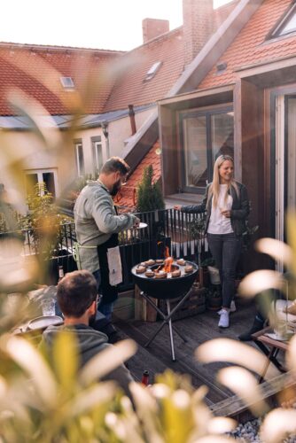 Die schwarze Halbkugel kann so einiges. Sie ist eine Feuerschale, die sich auch als Grill verwenden lässt. Praktisch ist der Drahtfuß. „Bowl“ von höfats, ca. 250 Euro. Foto: höfats