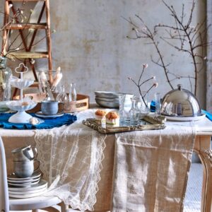 Romantisch ist der Tisch in Szene gesetzt. Das silberfarbene Tablett und die Etagere sehen aus, wie auf dem Antik-Markt ergattert. Niedlich ist auch die Spitzendecke, die der Tafel sehr schmeichelt. Alles erhältlich über Impressionen.