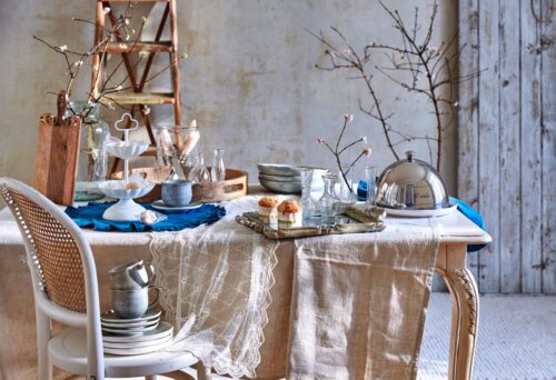 Romantisch ist der Tisch in Szene gesetzt. Das silberfarbene Tablett und die Etagere sehen aus, wie auf dem Antik-Markt ergattert. Niedlich ist auch die Spitzendecke, die der Tafel sehr schmeichelt. Alles erhältlich über Impressionen.