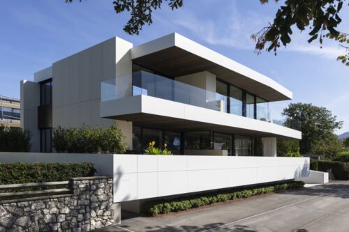 Traumhaus am Attersee mit vorgehängter, hinterlüfteter Fassade. Foto: Schmid Baugruppe Holding GmbH, 2021
