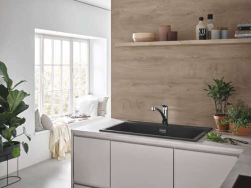 Je nach Ausstattung lassen sich dieser Küche unterschiedliche Charaktere verleihen. Mit Weiß, Pflanzen und ein paar Accessoires, gerät sie ganz leicht in Beach-Laune. Armatur „Eurosmart“ von Grohe.