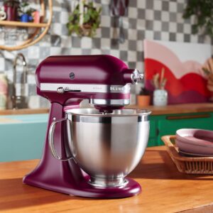 Eine Küche im Retro-Look mit karierten Fliesen und anderen passenden Elementen. Eins davon ist auch die praktische Küchenmaschine in „Beetroot“ von Kitchen Aid.