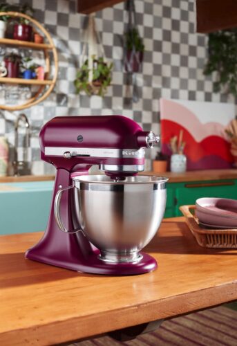 Eine Küche im Retro-Look mit karierten Fliesen und anderen passenden Elementen. Eins davon ist auch die praktische Küchenmaschine in „Beetroot“ von Kitchen Aid.