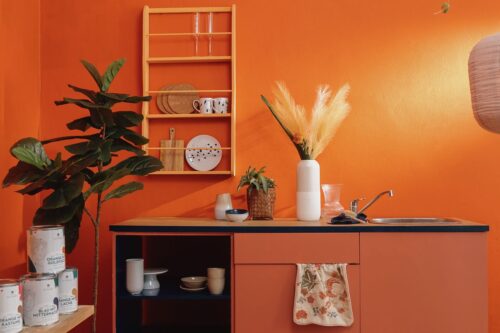 Einfach mal mutig sein und einen üppigen Farbakzent setzen: Die Farbe von Miss Pompadour ist dafür genau richtig. Gewählt wurde eine Kombination aus „Orange mit Goldfisch“ für die Wand und „Orange mit Lachs“ für die Küchenfronten.  