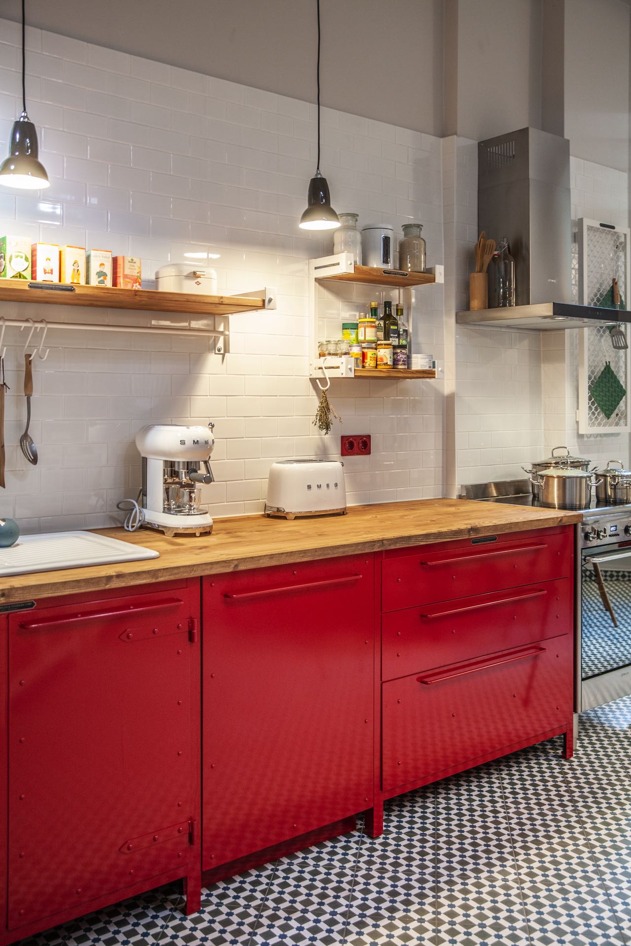 Wer sagt, dass der Industrial Look immer Schwarz oder Grau sein muss? Authentic Kitchen aus Berlin beweist mit den roten Fronten im Fabrik-Stil, dass das auch passt und noch dazu ein schöner Eyecatcher ist. 