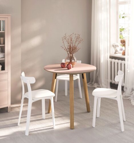 Strandfeeling im Miniformat zaubern Tisch und Stühle in den Raum. Es kann also selbst auf kleinster Fläche ein dekoratives Aussehen geschaffen werden.