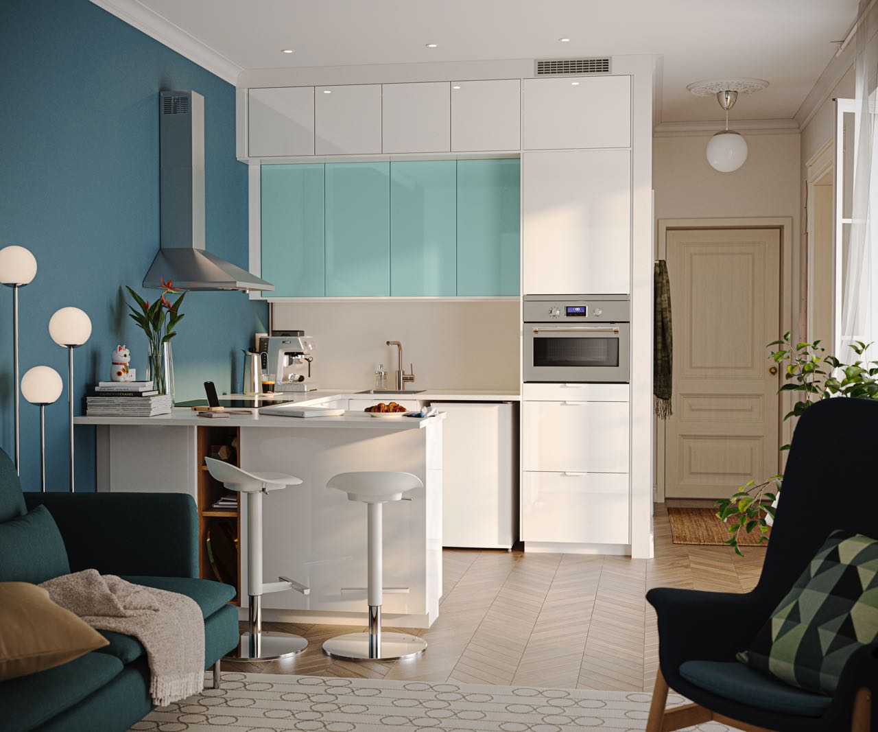 Weiß trifft auf Farbe. Das Türkis der Fronten und der Wand verleiht der Küche eine individuelle Note und wirkt trotzdem dezent. Alles von Ikea. Foto: Inter IKEA Systems B.V. 2022
