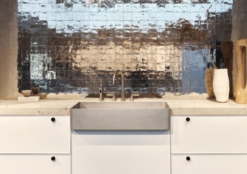 Poggenpohl trumpft mit Luxus auf. Wand und Becken bilden eine glänzende Einheit, auch wenn die Edelstahlspüle matt ist. Aus der Kollektion „Nordic Spell“.