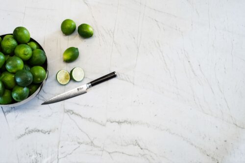 Eine spezielle Oberflächenbehandlung sorgt dafür, dass die Arbeitsplatte „Marbelous“ aus Carrara-Marmor von Strasser den Anforderungen der Küche entspricht. Dadurch können ihr Zitronensäure oder Rotwein nichts anhaben, die Flüssigkeiten dringen nicht ein. Foto: Strasser Steine