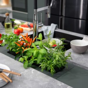 Gemüse in einer Schüssel zu waschen reduziert Wasser. Tipp: Auch der eigene Kräuteranbau ist nachhaltig! Küche von Schmidt Küchen.
