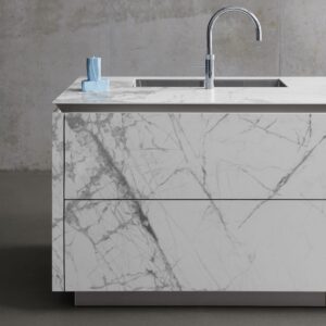 Die Küche „SLX Ceramic” von SieMatic ist aus pflegeleichter Keramik gefertigt. Also ideal für alle, die die Optik von Marmor haben wollen, ohne den echten Stein zu kaufen.