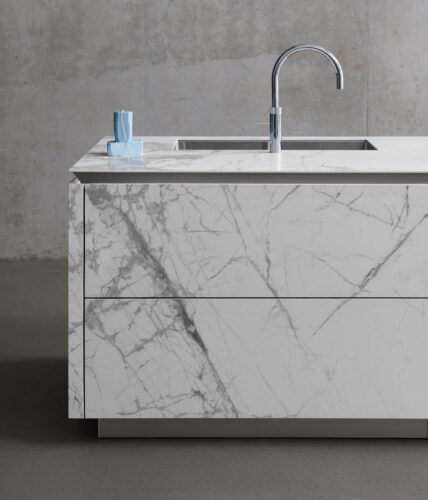 Die Küche „SLX Ceramic” von SieMatic ist aus pflegeleichter Keramik gefertigt. Also ideal für alle, die die Optik von Marmor haben wollen, ohne den echten Stein zu kaufen.