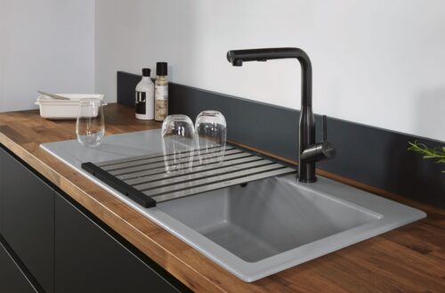 Schön kommt die Keramik in trendigem Grau rüber. So passt der Werkstoff auch ideal in minimalistische Küchen. „Subway Style“ von Villeroy & Boch