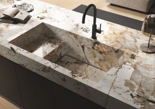 Bei diesem massiven Monoblock gehen Arbeitsplatte und Becken ineinander über. Luxus pur von Florim.