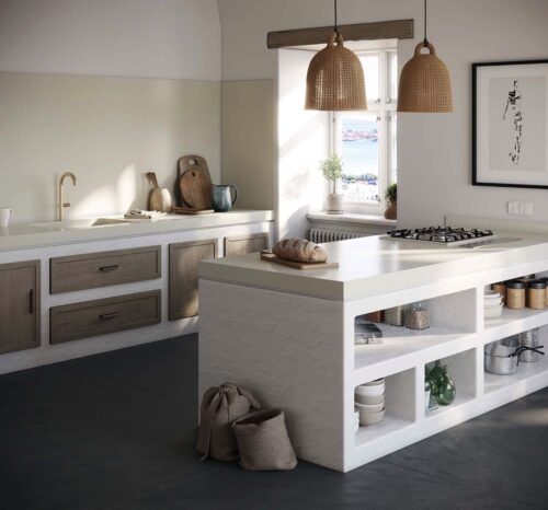 Grobe Materialien, Holzaccessoires, Weiß und Beige – so hübsch wirkt die gesamte Küche. Die kräftige Arbeitsplatte von Silestone® über Cosentino besteht aus natürlichem Quarz.