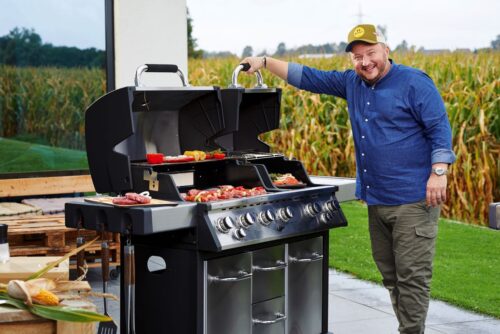Der Hightech-Gasgrill „Mars Pro“ mit zwei Edelstahlhauben steht für doppelten Grillgenuss. Fernsehkoch Sebastian Lege: „Dinner zu zweit oder Party mit Freunden – dieser Gasgrill trifft immer den richtigen Geschmack“. Foto: Justus GmbH