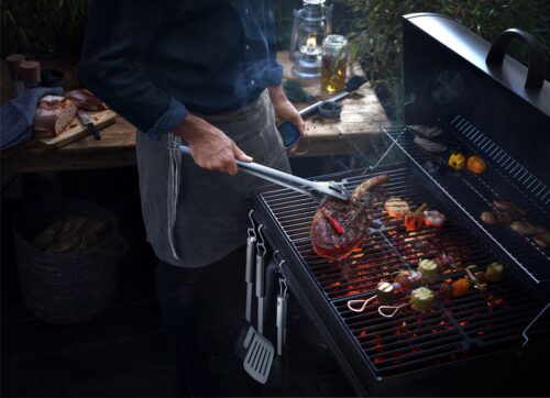 Die Premium BBQ-Kollektion aus robustem, langlebigem Cromargan® beinhaltet beispielsweise eine Grillzange mit breitem, speziell ausgeformtem Zangenkopf für einen sicheren Halt.Foto: WMF GmbH