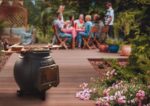 Gusseiserner Gartenkamin zum Grillen, Braten und Räuchern: Der bauchige, 150 Kilo schwere Allrounder hat alles, was das Gourmetherz begehrt. Foto: Leda Werk GmbH & Co. KG