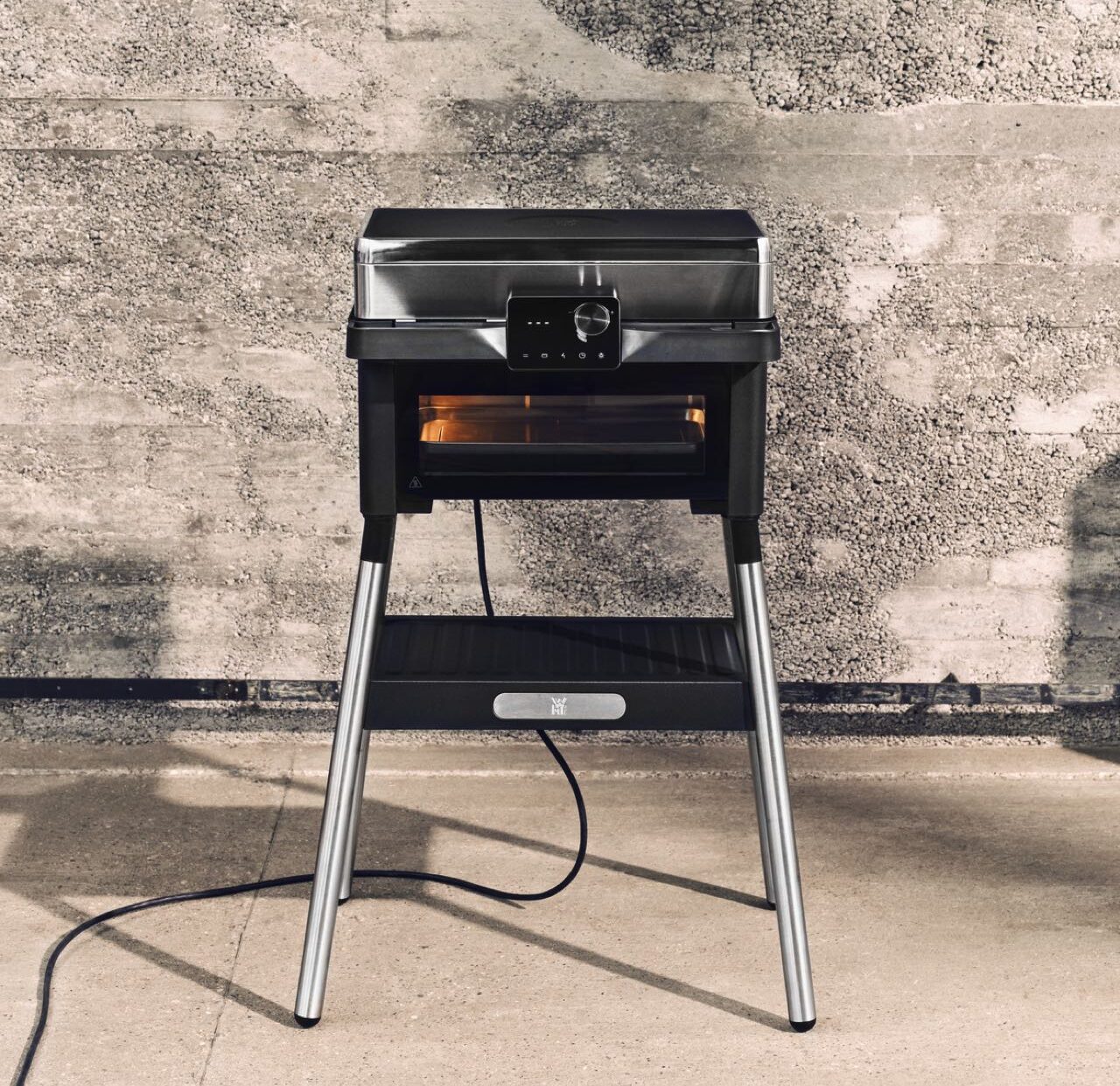 Mit dem neuen Profi Plus Urban Master Grill setzt WMF einen neuen Impuls für alle Fans des Elektrogrills: Dieses Modell mit integriertem Ofen wird sowohl in punkto Innovation als auch Design den höchsten Ansprüchen gerecht. Foto: WMF GmbH