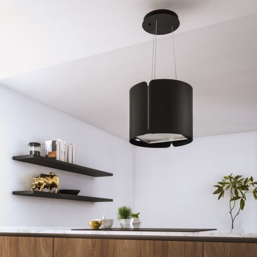 Franke greift mit der Design-Haube „Smart Suspended“ den Trend „Matt Schwarz“ auf. Doch nicht nur die Farbe ist in, auch die Form fällt sofort ins Auge. So passt die leistungsstarke Umlufthaube ideal über die Kücheninsel. Aufgehangen wird sie mit drei Stahlseilen. Durch ihr Licht schafft sie abends Gemütlichkeit.