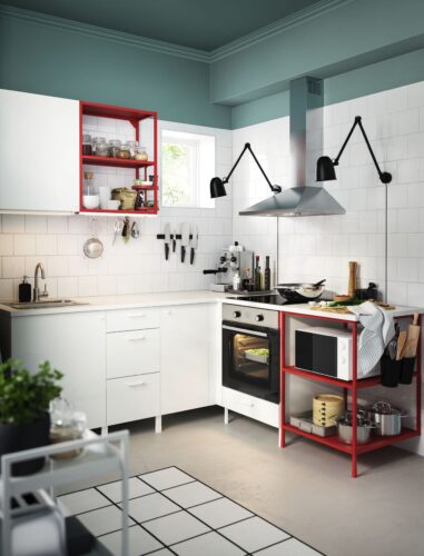 Eine Prise Rot und Schwarz gemixt mit Weiß, das wirkt jung und frisch. Verstärkt durch den hellen Blaugrün-Ton, der die Decke betont. Alles von Ikea.
