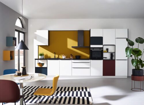 Für wirkliche Minimalisten könnte die Farbauswahl etwas zu üppig sein. Doch die Küche „Modern Art“ von Küche & Co spielt gekonnt mit den Bauhaus-Elementen, wie den Farben und den schlichten Formen. Ein Hingucker ist der gestreifte Teppich.