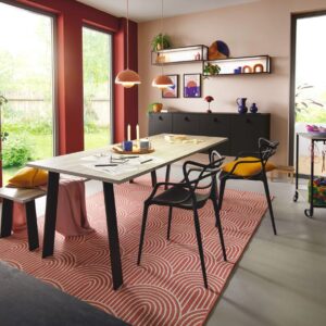 Rotvarianten und Schwarz gepaart mit einer gewissen Einfachheit strahlen Zeitlosigkeit aus. Die modernen Elemente, wie der Teppich, passen perfekt dazu. Küche von Schüller.