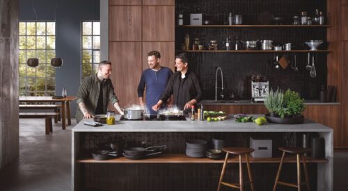Auch die Sterneköche Michael Dyllong, Pierre Beckerling und Sous-Chef Kevin Wolmerath lieben es mit der „Downline Infinity“ von berbel zu kochen. Dabei ist das Kochfeld extra groß und die Bedienung selbst erklärend. So kann man sogar zu zweit kochen. Der integrierte Abzug ist leistungsstark und energieeffizient. Die konstante Saugkraft zieht Gerüche und Dämpfe zuverlässig ab. Es gibt den Abzug wahlweise als Um- und Abluft.