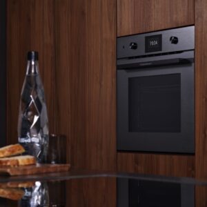 Der Backofen „BP 6350.0“ wurde mit dem Red Dot Design Award ausgezeichnet. Die Optik überzeugt und auch der „ökotherm®-Backofen-Katalysator“. Er sorgt für eine ideale Luftzirkulation und Wärmeverteilung innerhalb des Backofens. So wird das Garen auf mehreren Ebenen möglich, ohne dass sich Gerüche zwischen den Lebensmitteln verbreiten. Der Ofen hat zehn verschiedene Funktionen und Automatikprogramme.