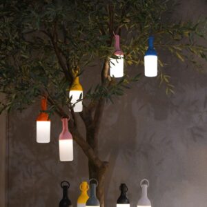 Die LED Akku Leuchte “Elo” macht richtig was her und verbreitet bei einem abendlichen Picknick Atmosphäre. Erhältlich in vielen Farben. Die Leuchten lassen sich auch in den Baum hängen und sind dimmbar.
