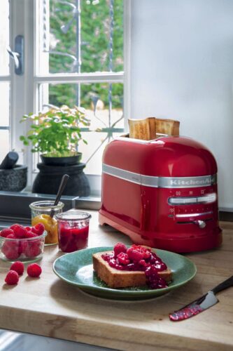 Ein Blickfang ist der Toaster „Artisan“ von KitchenAid. Noch dazu bietet er viele Funktionen und wird garantiert der Lieblingsbegleiter für ein ausgedehntes Frühstück wie in den Ferien. 