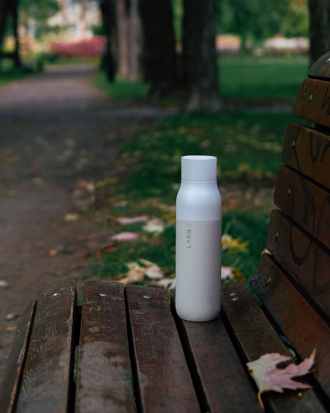 Die Flasche von Larq ist die erste selbstreinigende und wasseraufbereitende Flasche der Welt. Durch die Technologie werden Keime und Mikroorganismen fast komplett eliminiert. Sie hat bereit den „Red Dot Design Award“ erhalten. Erhältlich sind sie in unterschiedlichen Ausführungen, Farben und Größen.