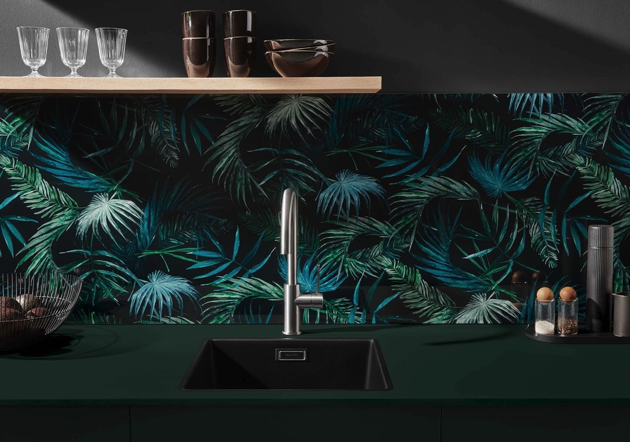 Eine kleine Portion Dschungelfeeling bringt die Glasrückwand “Jungle-Green-Blue“ in den Arbeitsbereich der Küche, von Lechner. 