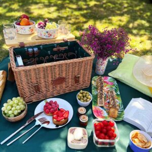 Ein klassischer Picknickkorb ist hilfreich, denn hier bleibt durch Halterungen alles an seinem Platz und verrutscht nicht. Und der Korb kann noch mehr: Er lässt sich in einen Tisch verwandeln. Von Les Jardins de la Comtesse.