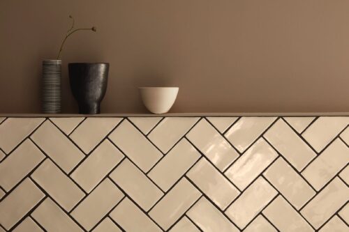 Ein Eyecatcher sind die im Fischgrätenmuster gelegten Metro-Fliesen von Little Greene. Super edel!