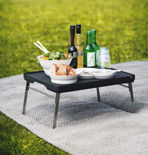 Der Mini-Tisch zum Klappen ist eine schlaue Idee, um darauf ein kleines Buffet aufzubauen. Von Vipp, zu kaufen bei One Kitchen.