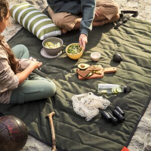 Die „Fjällmott” Picknickdecke ist komfortabel, denn sie ist recht dick. So spürt man auch kleine Steinchen nicht so stark. Von Ikea.