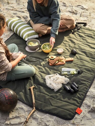 Die „Fjällmott” Picknickdecke ist komfortabel, denn sie ist recht dick. So spürt man auch kleine Steinchen nicht so stark. Von Ikea.