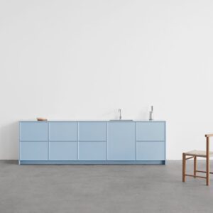 Bei der Küche „Frame“ von Reform Copenhagen überwiegt der Purismus. Nur  durch das helle Blau zeigt sich der neue angesagte Look.