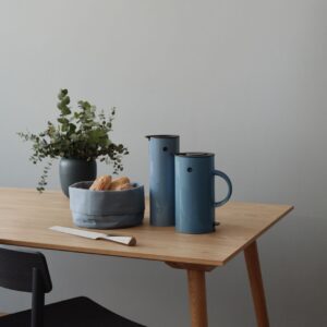 Die Design-Kanne „EM 77“ von Stelton ist typisch skandinavisch und stammt auch daher. Durch die Farbigkeit in „Dusty Blue“ bekommt sie eine lebendigere Note.