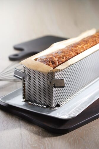 Die faltbare Backform „Geoforme“ ist praktisch, sie ermöglicht eine gleichmäßige Wärmeverteilung. Das sorgt dafür, dass das Brot von allen Seiten schön knusprig wird. Durch die klappbaren Seitenteile lässt sich das Brot gut herausnehmen. Von de Buyer. 