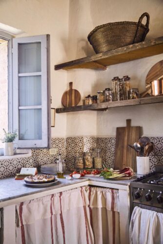 Vom Urlaub in Frankreich lässt uns die verspielte Küchenoptik träumen. Insbesondere die Vorhänge, die eine schöne und kostengünstige Alternative zu klassischen Küchenfronten sind. Alles von Zara Home.