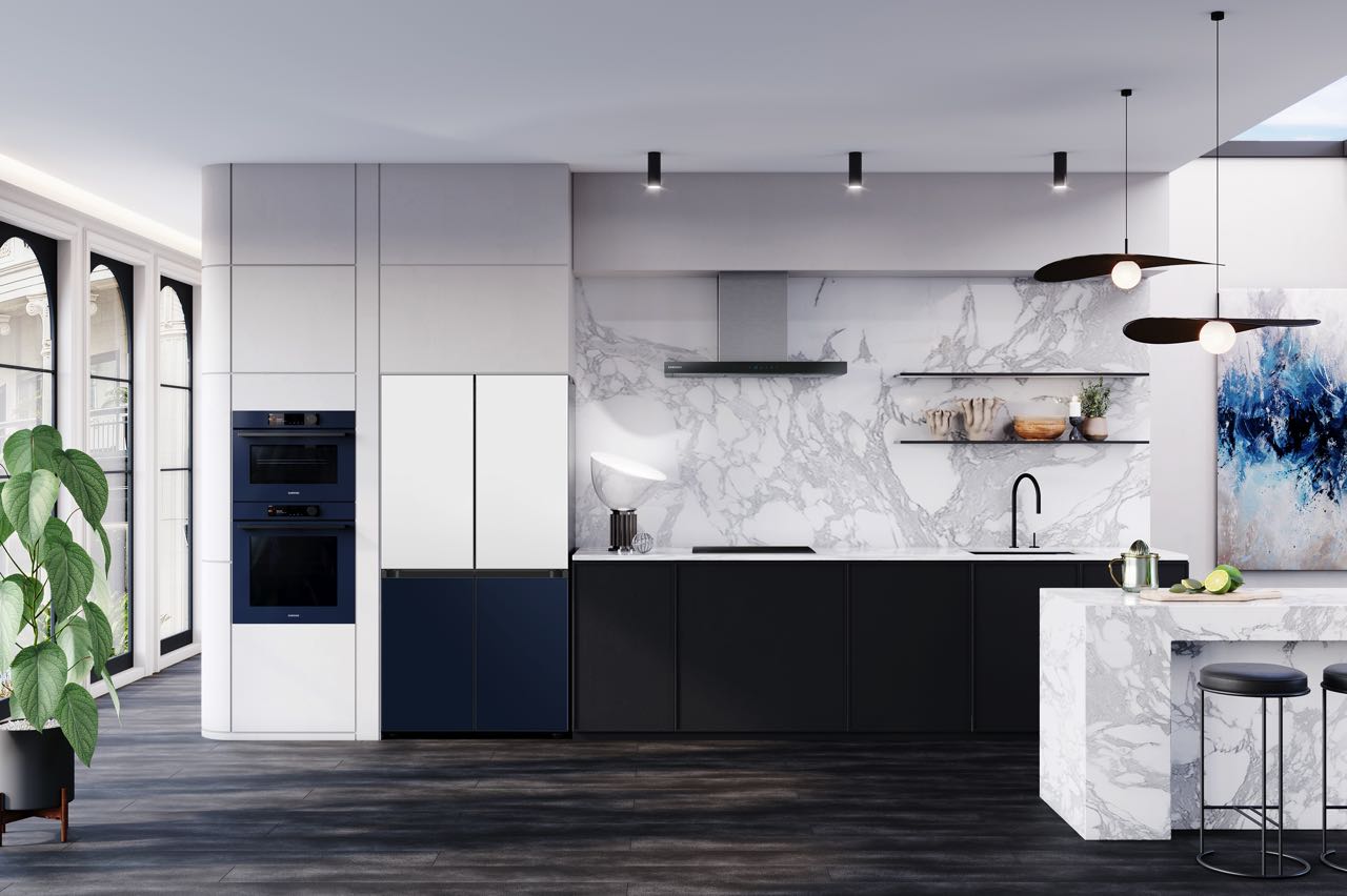 Schwarz-weißer Traum: Küchenlandschaft im puristischen Design mit farblich passendem Bespoke-Backofen. Foto: Samsung