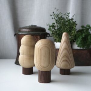 Wer den Wald liebt, der wird diese Gewürzmühlen mögen. Sie sind aus FSC-zertifiziertem Holz und machen nicht nur Gerichte schmackhaft, sie sehen auch sehr hübsch aus, ca. 199 Euro von Born in Sweden.