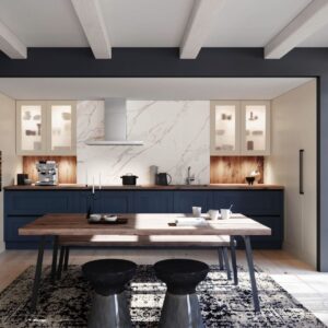 Beinahe wie eine Theaterbühne wirkt die Küchenzeile, die durch viel Licht in Szene gesetzt ist. Entsprechend wurde direktes und indirektes Licht installiert. Die individuell geplante Küche hat einen maritimen Touch. Foto: AMK