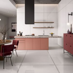 Ton in Ton und im Kontrast zu Weiß – so ist diese Küche designt. Die herbstlichen Beerentöne sind optisch leicht. Elegant sind die großformatigen, weißen Fliesenelemente auf dem Boden und an der Wand. „Vetri Lux Bianco“ in den Formaten 120x120 und 120x278 Zentimeter von Ceramiche Refin.