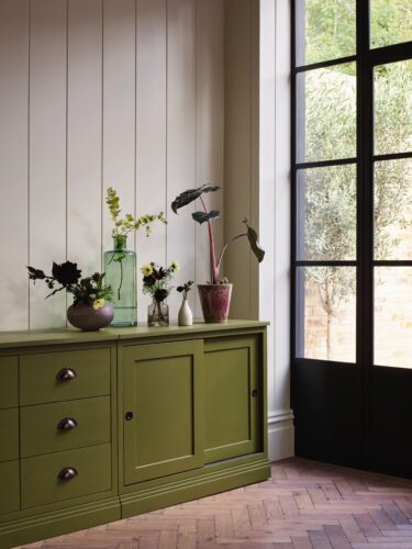 Das Sideboard „Chawton“ von Neptune ist ein toller Hingucker in der Farbe Oliv. Es lässt sich prima zu einer schlichten Küche kombinieren, zum Beispiel aus hellem Holz oder in Weiß. Hier kann eine Menge untergebracht werden.