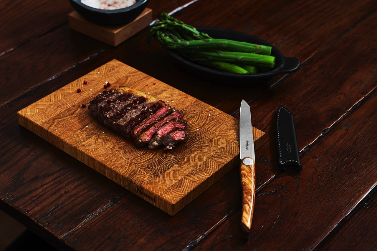 Das Messer aus der Linie „Soul“ von Nesmuk schneidet hauchdünn und präzise. Das ist gerade für Steaks sehr wichtig. Auch andere Fleischsorten, wie Rippchen können damit vorbereitet werden.