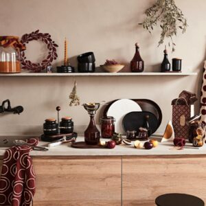 Aus Äpfeln lässt sich köstliche Marmelade zaubern. Das ist eine schöne Idee, um sie zu Weihnachten zu verschenken. Passendes Zubehör gibt es von Ikea.