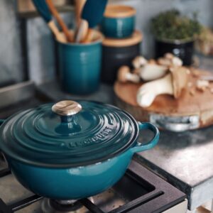 Der gusseiserne Topf speichert die Wärme optimal. Deshalb kann er nach dem Kochen gut auf den Tisch gestellt werden, zum Beispiel mit einer schmackhaften Kürbissuppe. „La Marmite Deep Teal“ von Le Creuset ist aber auch für den Backofen oder den Grill geeignet.